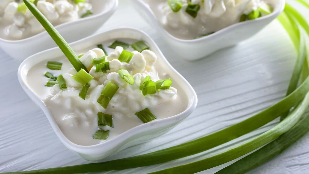 Oignons verts avec du fromage cottage pour améliorer l'efficacité